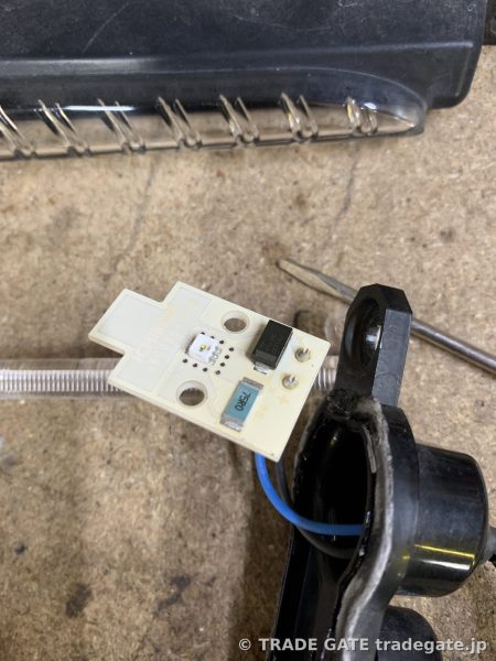 分解されたデイライトユニット内部のLED基板と電子部品