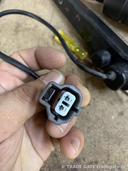 デイライトユニットと車両ハーネスを接続するコネクタ