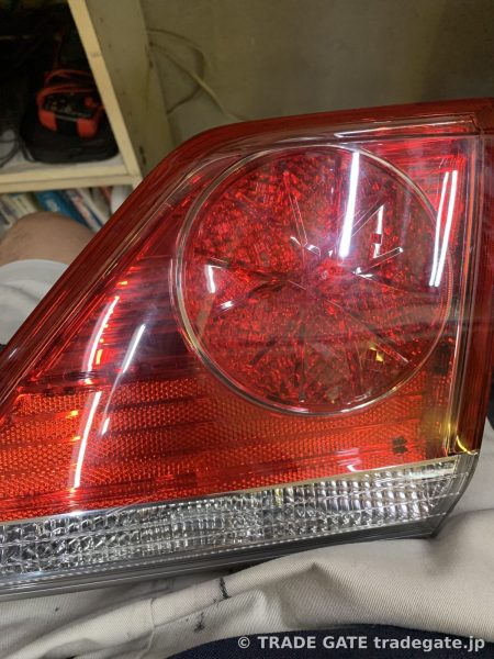 車両から取り外された200系クラウンのトランク側テールランプユニット