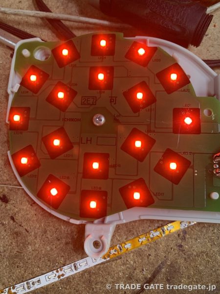 修理後、全てのLEDが均一に点灯しているテールランプ基板