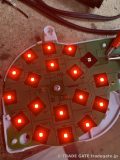 LED基板上で複数のLEDが点灯している様子。一部のLEDは修理中に交換された箇所か