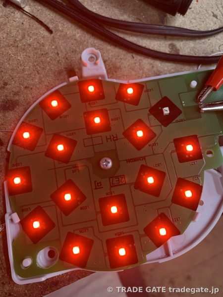 LED基板上で複数のLEDが点灯している様子。一部のLEDは修理中に交換された箇所か