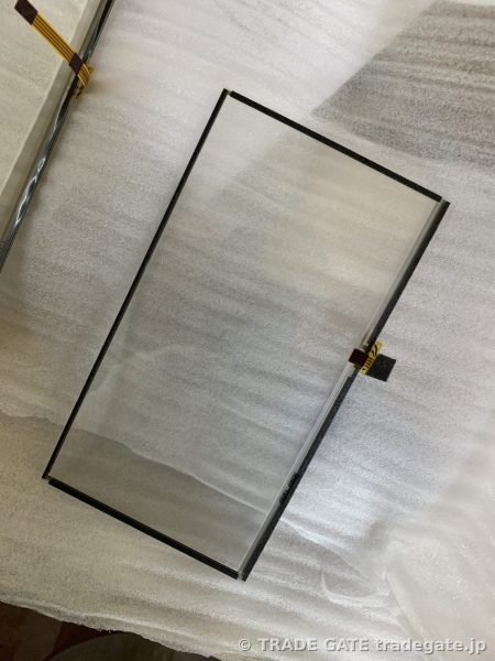 新しいタッチパネル部品を拡大した写真。フレキシブルケーブルが確認できる。