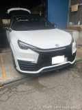 レクサスLBXのホワイトボディが輝く正面外観