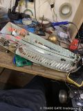 アストンマーチンのテールランプユニットを分解し、内部のLED基盤が露出している様子。