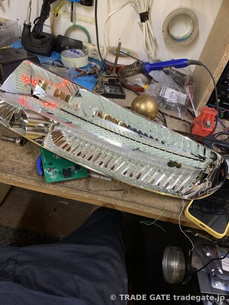 アストンマーチンのテールランプユニットを分解し、内部のLED基盤が露出している様子。