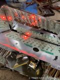 分解されたアストンマーチンテールランプ内部のLED基盤。一部のLEDが点灯し、劣化状態が確認できる接写。