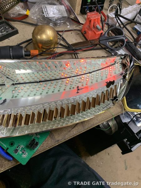 LED更新が完了し、鮮やかに点灯するアストンマーチンのテールランプユニット。