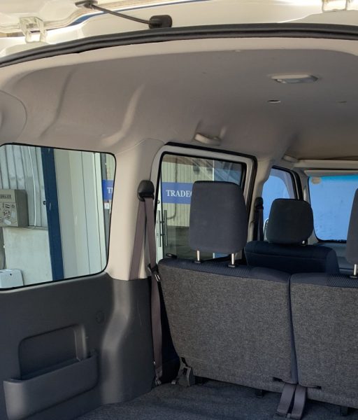 ハイゼットカーゴのリア開口部から見た室内。グレーの床と荷室。
