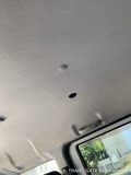 ハイゼットカーゴ天井の内張りに開けられたダウンライト用の穴。