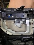 エブリィワゴンのシフトレバー周辺のパネル内部。室内灯や電装系作業時に分解した様子。