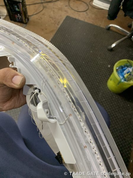 デイライト部に配置されたテープLED素子、一部が劣化・非点灯の状態を手で示している