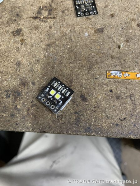 ポジションLEDの新しいLED基板。4粒のLEDチップが実装されている