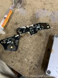 交換前後のLED基板の比較。古いLED基板と新しいLED基板が並べて配置されている