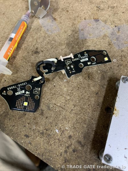 交換前後のLED基板の比較。古いLED基板と新しいLED基板が並べて配置されている