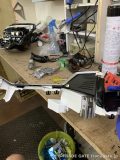 工程作業写真:複数のヘッドライトユニットやLED基板などの部品が工作台に置かれている
