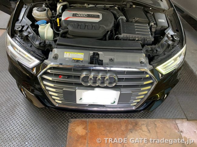 修理後のAudi A3全体、ボンネットを開けた状態でヘッドライトが確認できる