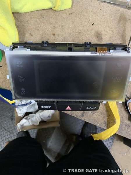 トヨタ 210系クラウンの不具合を起こしているエアコンパネル。タッチセンサー部分に白い表示が見える。
