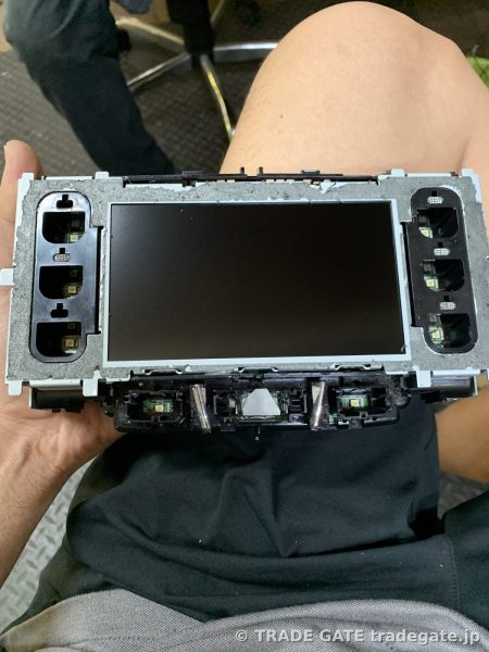 210系クラウンから取り外されたエアコンパネルの裏側。修理作業中の様子。