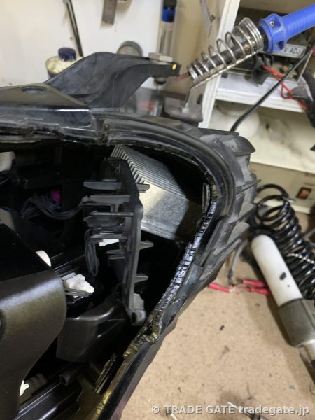 ヘッドライトユニットの殻割り作業中で接着部分が剥がされた状態