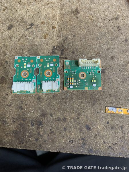 交換されたと思われる小型のLED基板部品が3枚