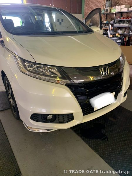 ホンダ オデッセイ(RC系)の車両前方外観。作業ピット内