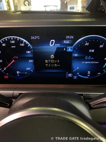 メルセデスGLS(X167)のメーターパネルに表示された「右フロント ウィンカー」の警告メッセージ。