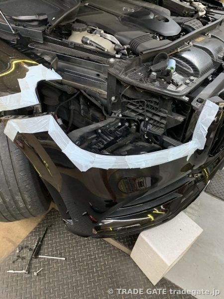 メルセデスGLS(X167)のフロントバンパー周辺を養生し、ヘッドライトユニット取り外し作業中の様子。