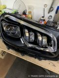車両から取り外され、作業台に置かれたメルセデスGLS(X167)のヘッドライトユニット。