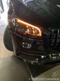 修理後のメルセデスGLS(X167)右ヘッドライト部分のクローズアップ。ウィンカーが正常に点灯している状態。