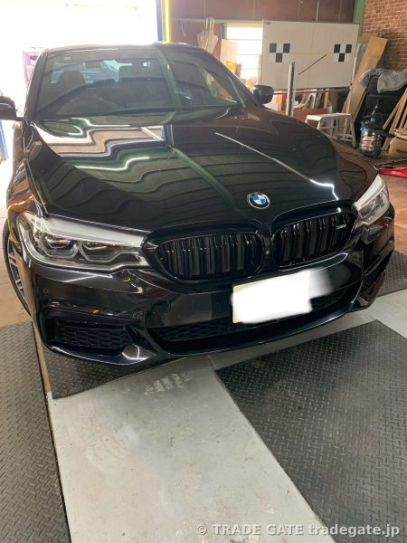 BMW G30 5シリーズの車両全体像。デイライト消灯時のフロントビュー。