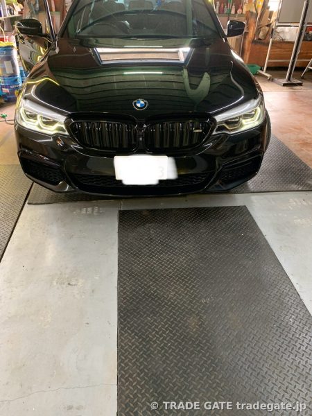 修理完了後のBMW G30 5シリーズのフロントビュー。デイライトが左右対称に点灯している様子。