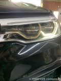 修理後のBMW G30 5シリーズのヘッドライト。デイライトがクリアに点灯している拡大写真。