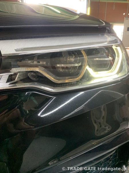 修理後のBMW G30 5シリーズのヘッドライト。デイライトがクリアに点灯している拡大写真。