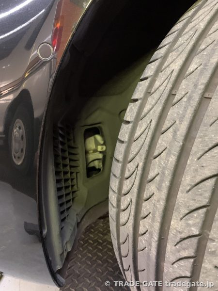 BMW G30 5シリーズのタイヤハウス内部。ハンドルを切り、作業スペースを確保している状態。