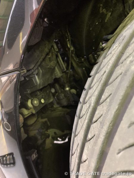 BMW G30 5シリーズのタイヤハウス内から、ヘッドライト裏側が見える状態。多数のネジが外されている。