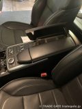 開いたままのMercedes GLS X167のセンターコンソールアームレストと収納。