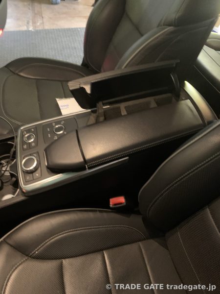 開いたままのMercedes GLS X167のセンターコンソールアームレストと収納。