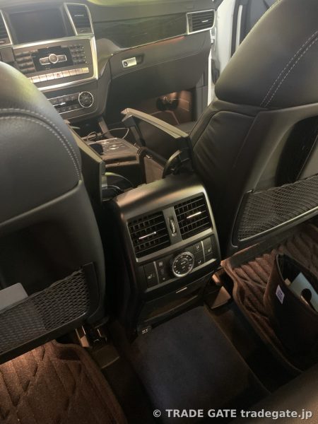 Mercedes GLS X167の後部座席から見たセンターコンソール。後席エアコン吹き出し口と操作パネル。