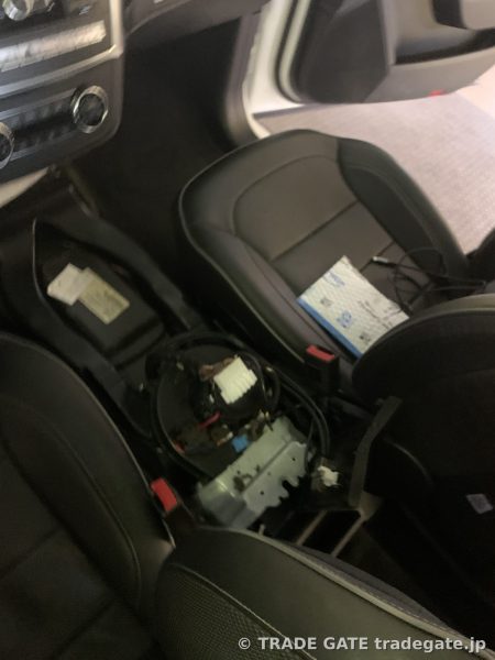 Mercedes GLS X167のセンターコンソール取り外し作業中の車内。配線が露出している。