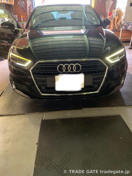 修理前のAUDI A3。左側デイライトがオレンジ色に変色している様子が全体的にわかる。