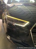 AUDI A3の左側デイライトを接写。オレンジ色のくすんだ発光がはっきりと見て取れる。