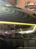 さらに近づいたAUDI A3の左側デイライト。黄みがかった光が拡散し、本来の白色ではない状態。