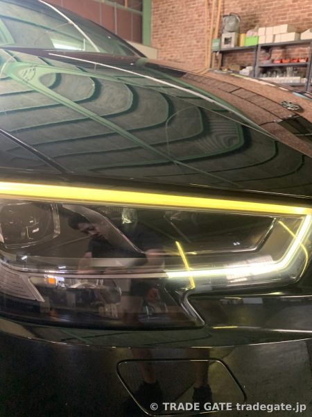 さらに近づいたAUDI A3の左側デイライト。黄みがかった光が拡散し、本来の白色ではない状態。