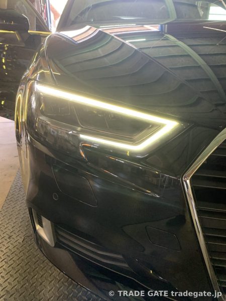 修理後のAUDI A3左側デイライト。クリアな白色の光が均一に点灯している状態。