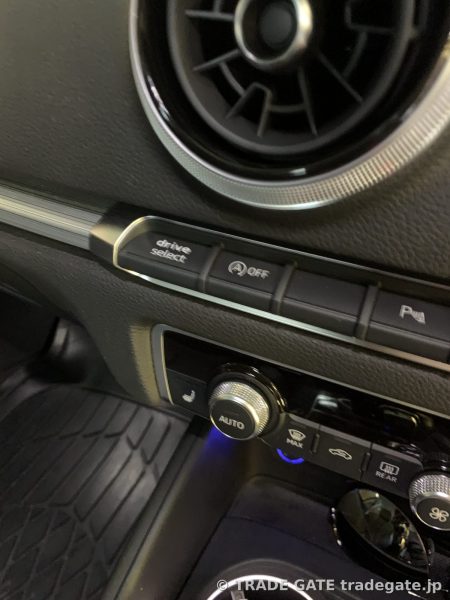AUDI A3の車内、センターコンソール付近。「Aオフ」と書かれたアイドリングストップキャンセルボタン。