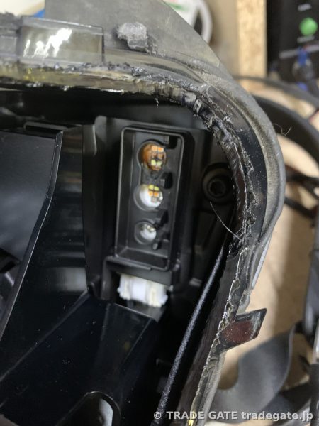 分解されたヘッドライト内部のLEDモジュールと劣化部分