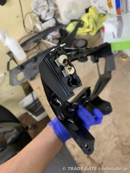 取り外されたLEDユニットと焼け焦げた基板