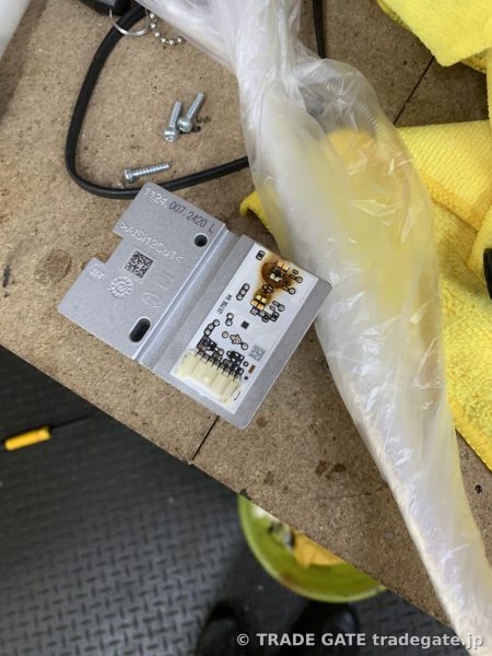 放熱板から剥離された損傷の激しいLEDチップ