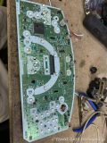 スバル ステラのメーターユニットの基板。多数のLEDと配線が見える。